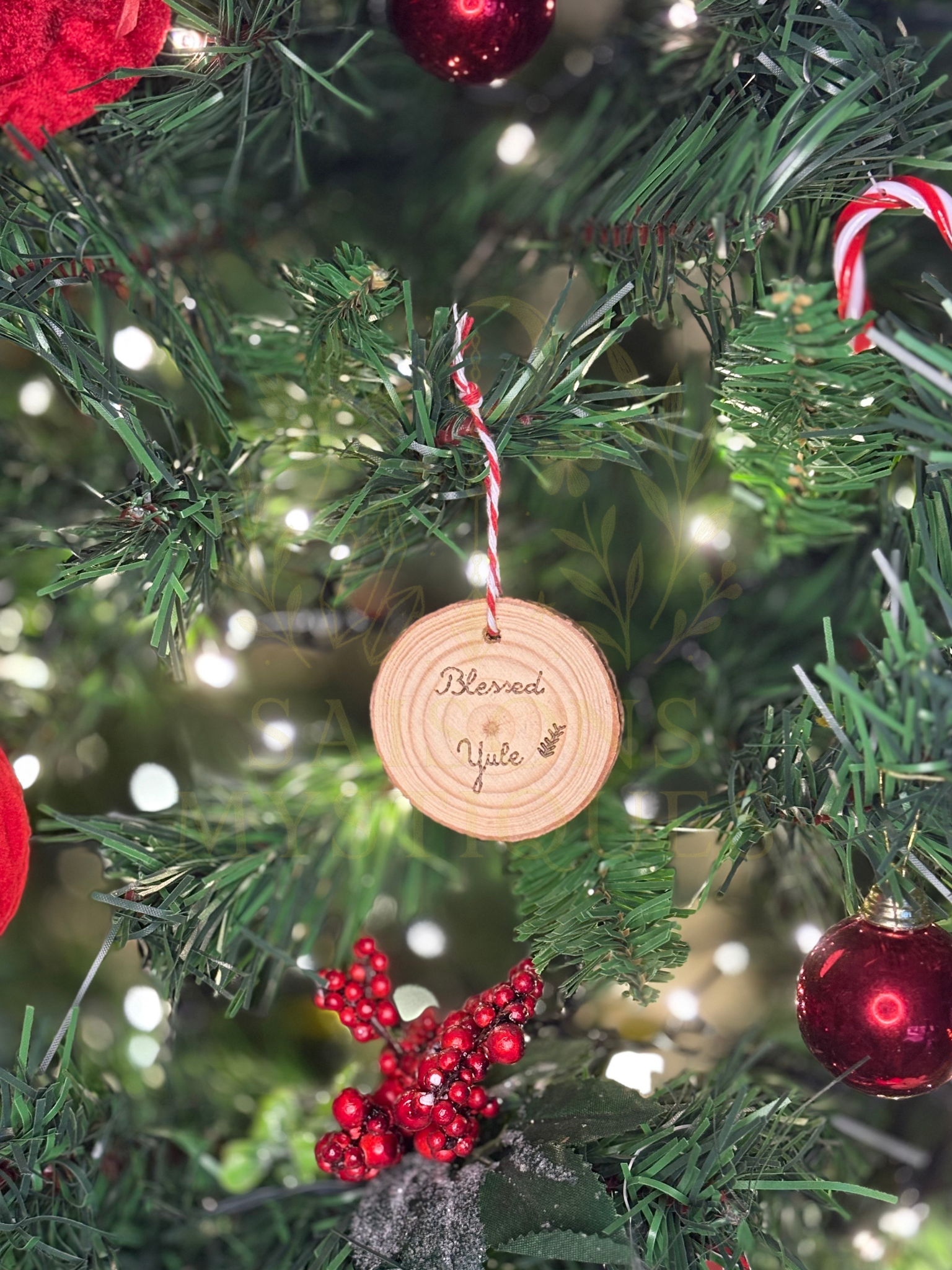 Ornements en rondins de bois gravés