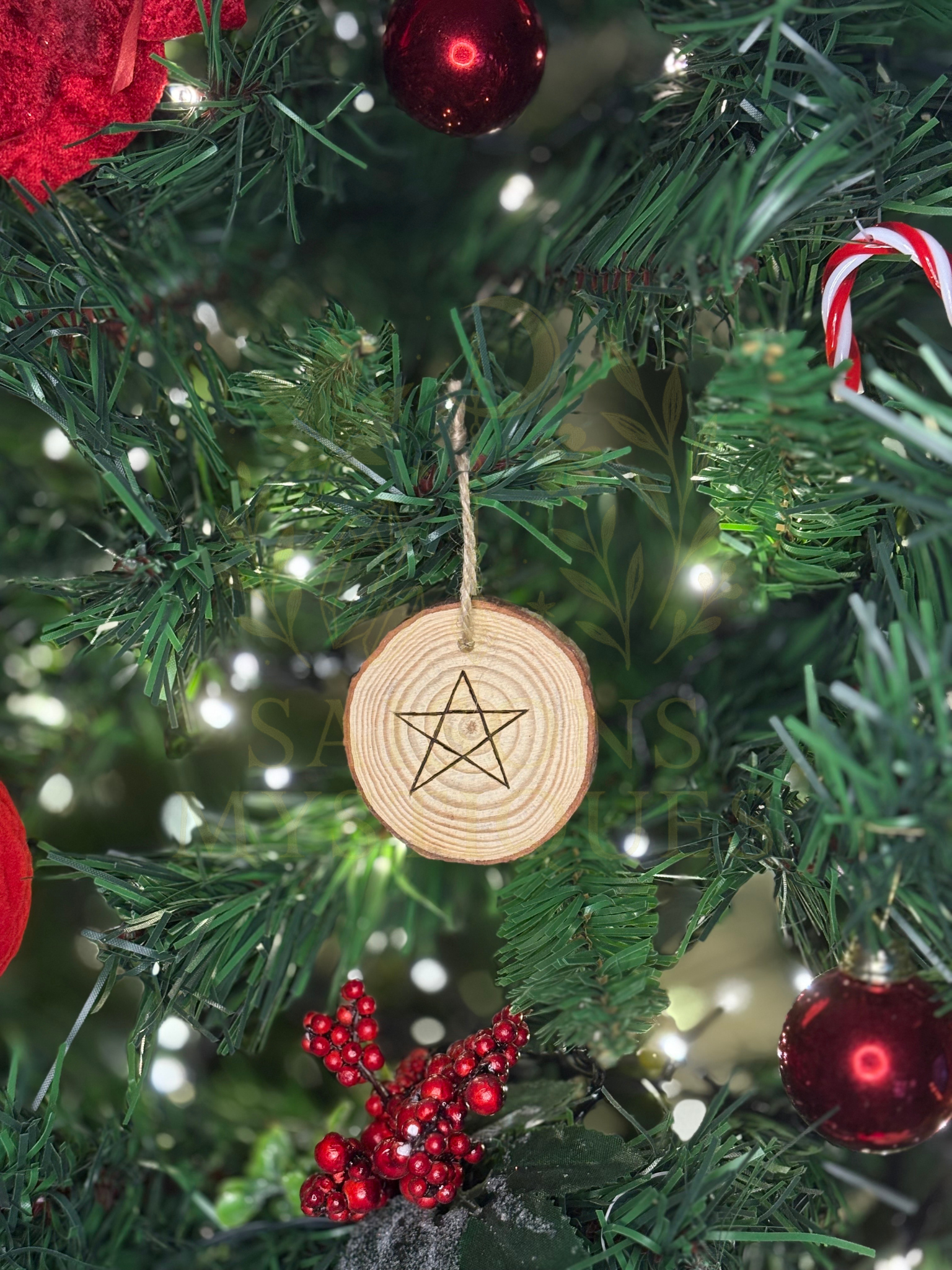 Ornements en rondins de bois gravés